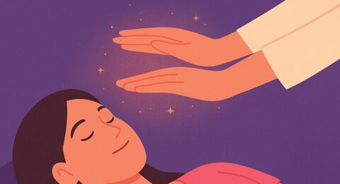Una persona recibiendo una sesión de reiki para tratar el dolor crónico en la espalda baja.